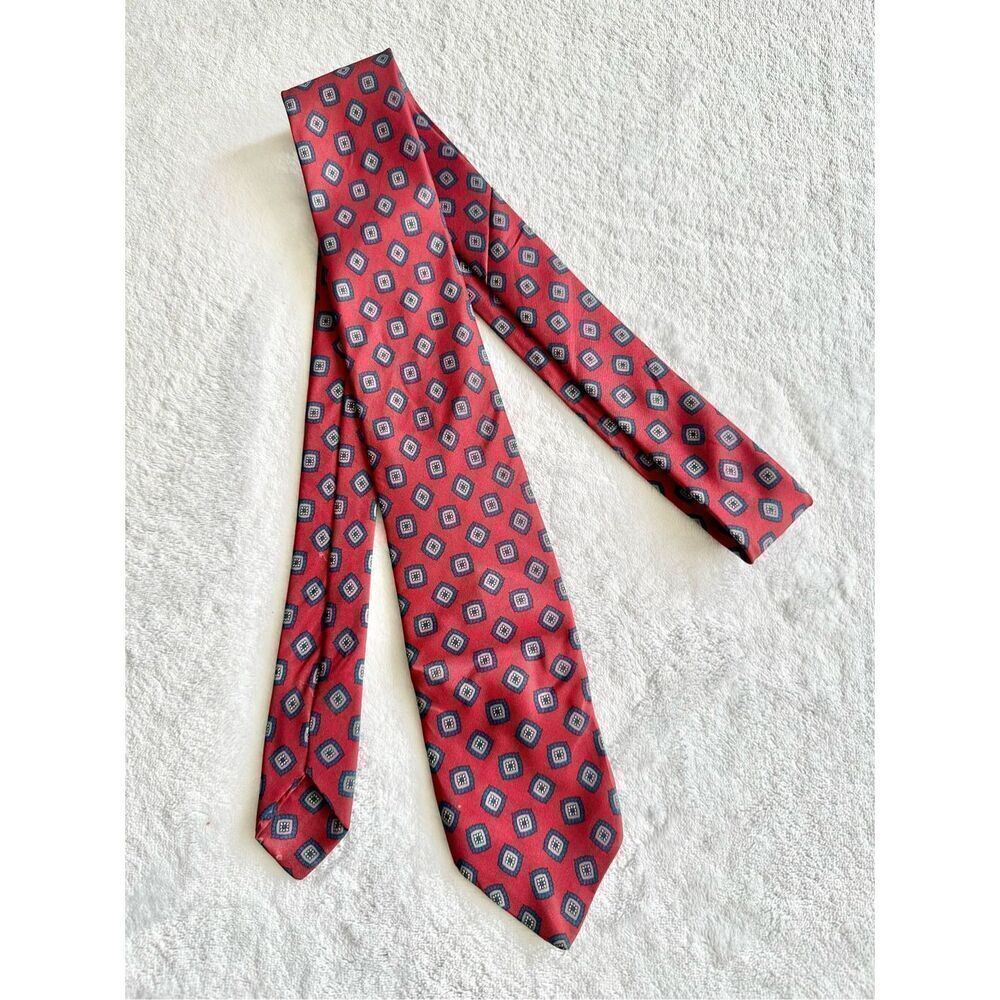 Red pattern print club room tie